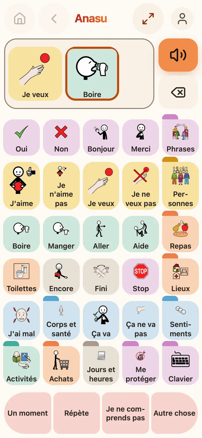 L'écran de parole d'Anasu sur téléphone, en clair. En haut, les boutons Accueil, Retour, Montrer et le compte. La phrase contient deux cases, « Je veux » et « Boire ». Dessous, une grille de trente cases colorées, chacune avec son pictogramme : Oui, Non, Bonjour, Merci, J'aime, Je veux, Boire, Manger, Toilettes, J'ai mal, Clavier… En bas, quatre cases pour la conversation : Un moment, Répète, Je ne comprends pas, Autre chose.