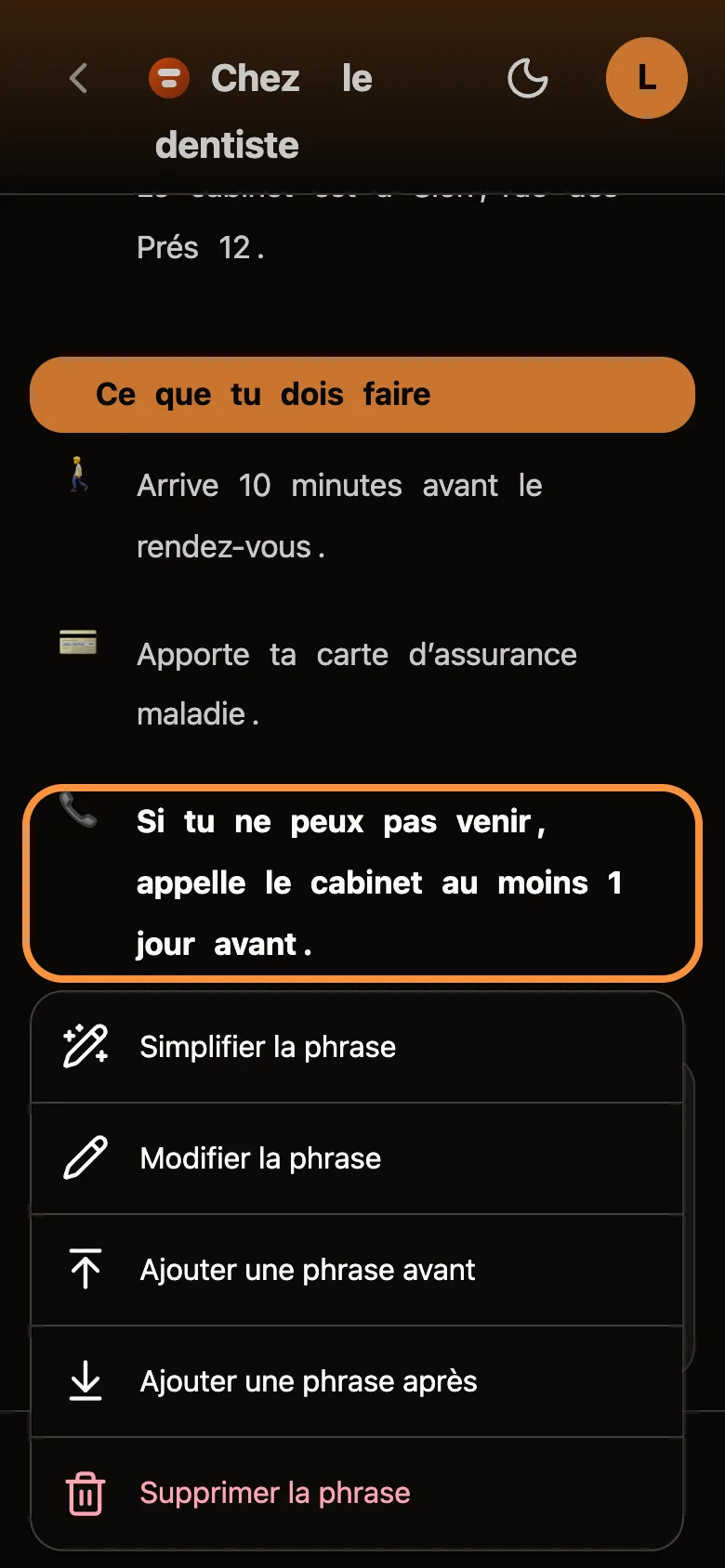 Un document sombre : la phrase « Si tu ne peux pas venir, appelle le cabinet au moins 1 jour avant » est entourée d'orange, et un menu s'ouvre dessous — Simplifier la phrase, avec un crayon magique ; Modifier la phrase ; Ajouter une phrase avant ; Ajouter une phrase après ; Supprimer la phrase, en rouge.