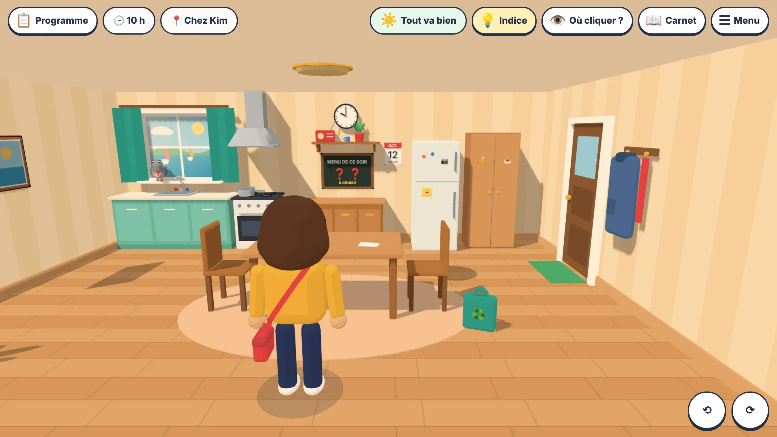 La cuisine de Kim en 3D : Kim, de dos, au milieu de la pièce, avec la table et deux chaises devant Kim. Autour, l'évier sous la fenêtre où le pigeon est posé, la cuisinière, l'ardoise « Menu de ce soir », le frigo, le placard et la porte d'entrée. Deux boutons de rotation sont en bas à droite.