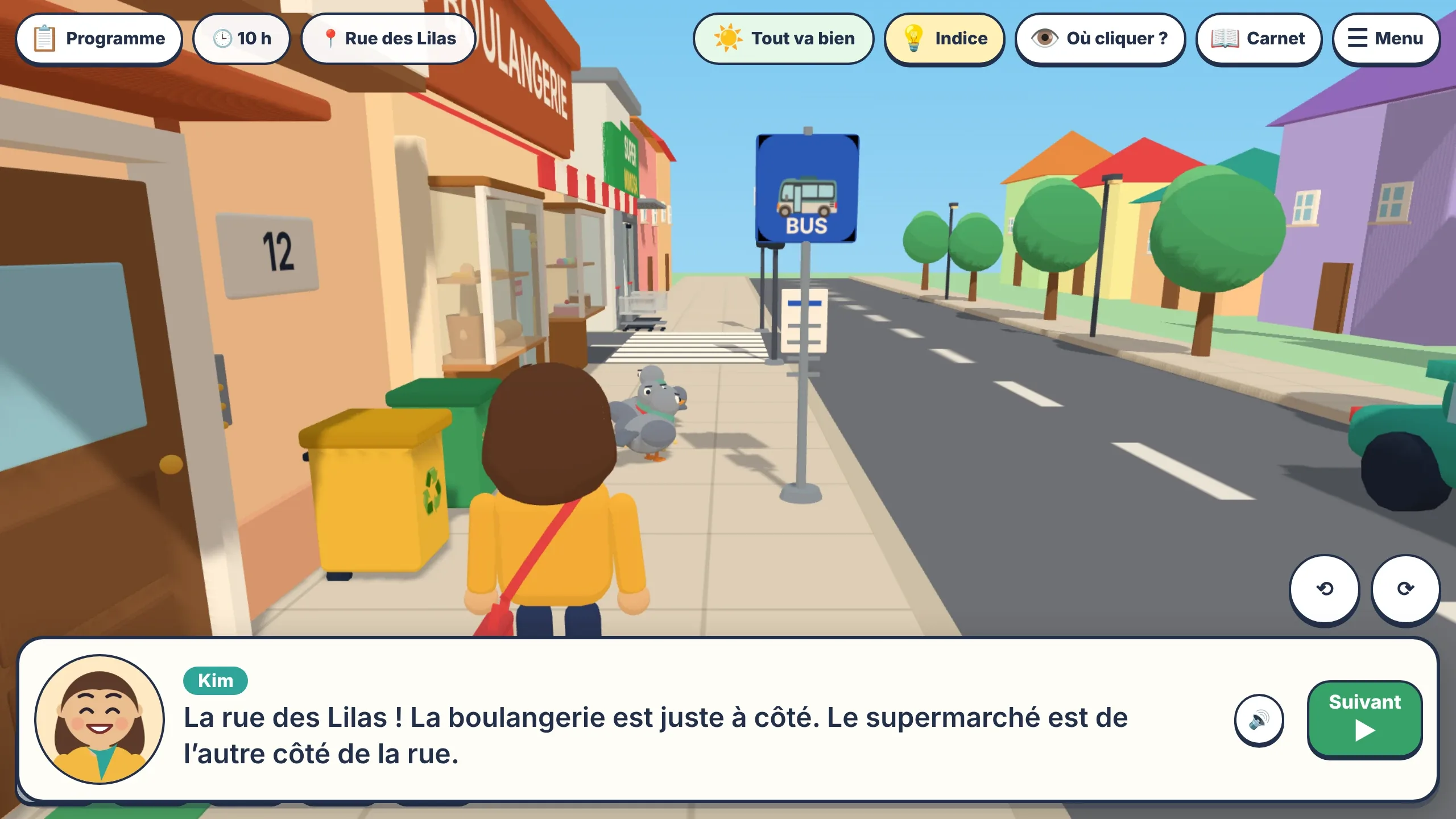 La rue des Lilas en 3D, vue de derrière Kim : à gauche, la façade de la boulangerie et deux poubelles de tri, l'une jaune, l'autre verte ; au fond, le panneau d'arrêt de bus et un passage piéton. Sous l'image, Kim dit « La rue des Lilas ! La boulangerie est juste à côté. Le supermarché est de l'autre côté de la rue. »
