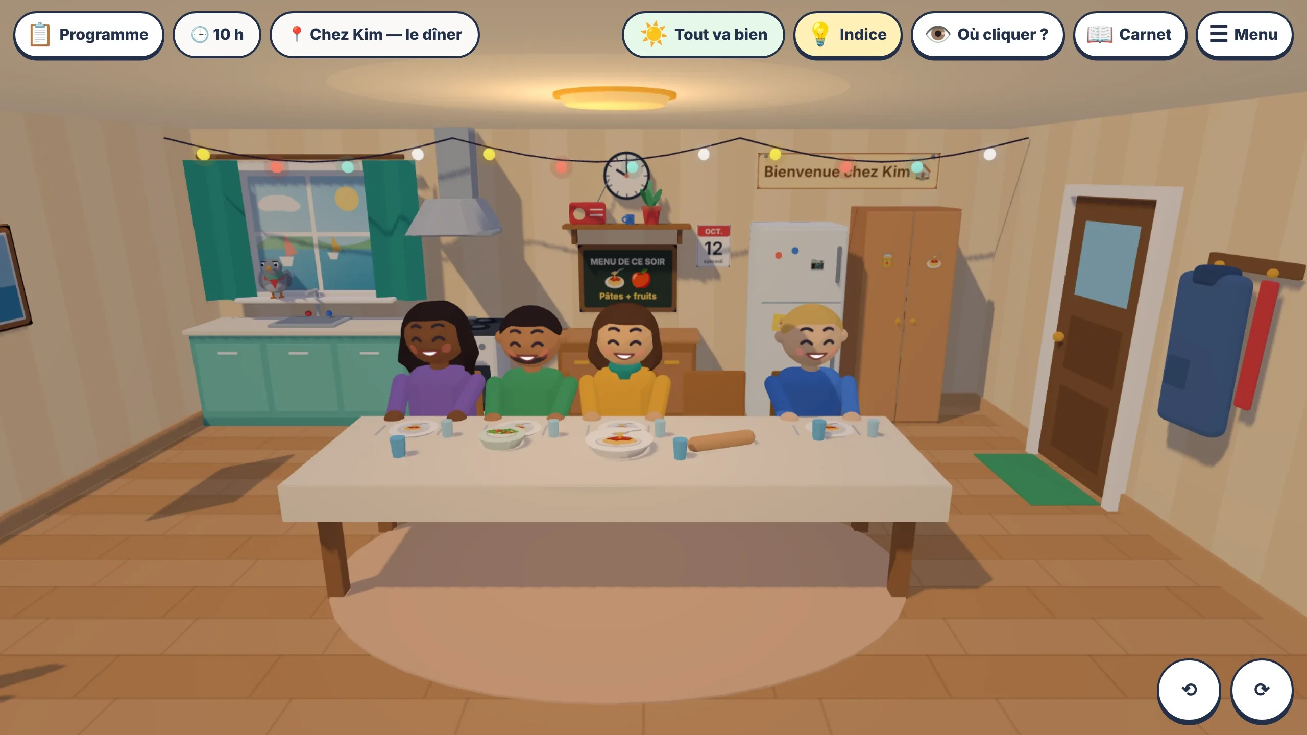 La cuisine de Kim en 3D, le soir : quatre personnages souriants, dont Kim, sont assis derrière une longue table dressée avec des assiettes, des verres et un plat de pâtes. Une guirlande lumineuse est tendue au-dessus, une banderole dit « Bienvenue chez Kim », et l'ardoise annonce « Pâtes + fruits ».